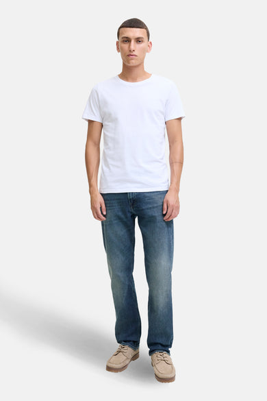 Jean bleu droit de JACK & JONES JEANS INTELLIGENCE, avec une texture denim et des coutures discrètes.