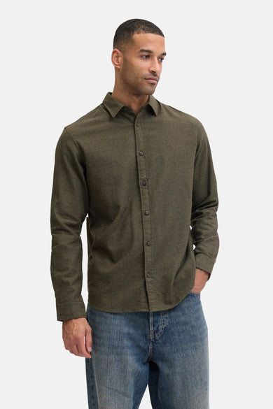 Groen overhemd met lange mouwen van ORIGINALS BY JACK & JONES, gedragen met blauwe jeans.