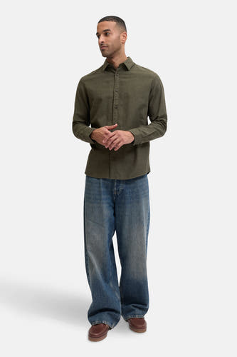 Chemise verte à manches longues d'ORIGINALS BY JACK & JONES, portée avec des jeans bleus décontractés et des loafers marrons.