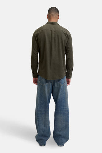 Chemise verte à manches longues de ORIGINALS BY JACK & JONES, vue de dos et portée avec un jean ample.