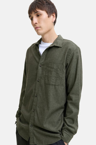 Chemise verte à manches longues d'ORIGINALS BY JACK & JONES, avec poche poitrine et col boutonné, portée sur un T-shirt blanc.