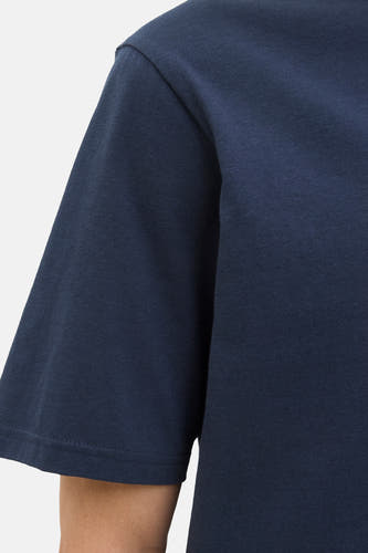 T-shirt bleu à manches courtes de CORE BY JACK & JONES, gros plan sur le détail de la manche.
