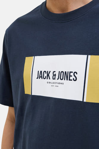 T-shirt bleu à manches courtes de CORE by JACK & JONES, avec une impression rectangulaire sur la poitrine.