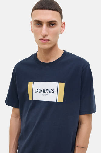 T-shirt bleu à manches courtes de CORE BY JACK & JONES, avec un logo blanc rectangulaire sur la poitrine.