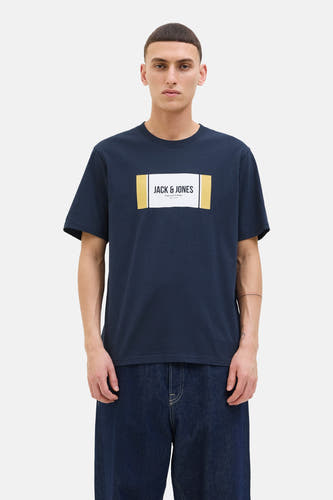 T-shirt bleu à manches courtes de CORE par JACK & JONES, avec une imprimé rectangulaire sur la poitrine, porté avec des jeans.