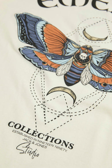 T-shirt beige à manches courtes d'ORIGINALS BY JACK & JONES, avec une impression graphique d'une papillon et le texte "Collections".