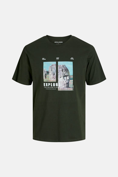 T-shirt vert de mantes courtes man CORE par par JACK & JONES, une im avecique sur la devant.
