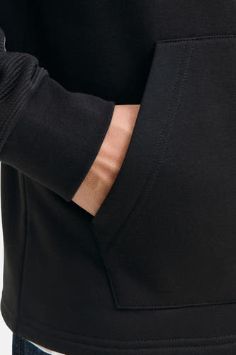 Gilet noir de CORE BY JACK & JONES, avec poche main et manches côtelées.