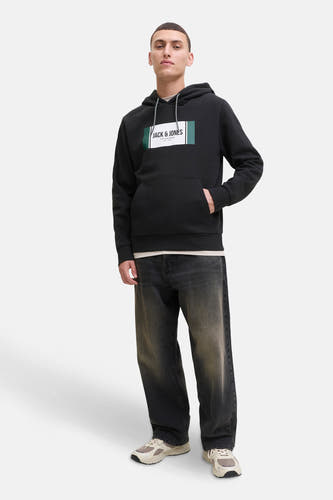 Gilet noir avec capuche de CORE by JACK & JONES, avec un logo rectangulaire sur la poitrine.
