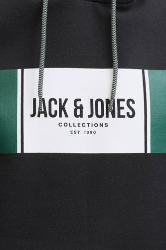 Gilet noir avec capuche de CORE BY JACK & JONES, avec imprimé blanc et accents verts.