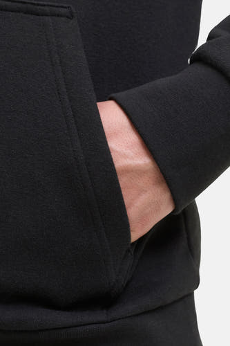 Gilet noir avec capuche de CORE BY JACK & JONES, avec une main dans la poche.