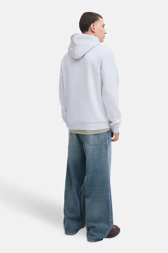 Pull gris à capuche de CORE BY JACK & JONES, avec des jeans larges et des chaussures marrons.