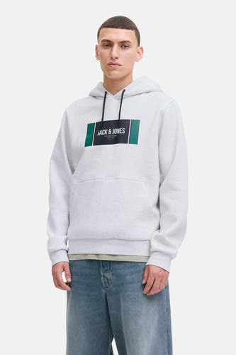 Pull-over gris avec capuche de CORE BY JACK & JONES, avec logo sur la poitrine et jeans bleus.