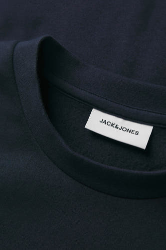 Gilet bleu avec col rond de CORE BY JACK & JONES, gros plan du col et étiquette.