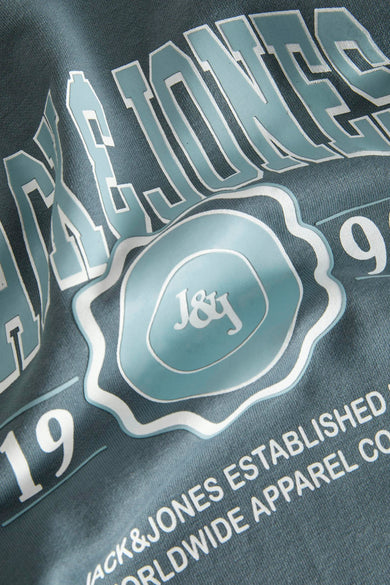 Pull-over bleu d'ORIGINALS BY JACK & JONES, avec une grande impression de texte blanc et une étiquette bleu clair.