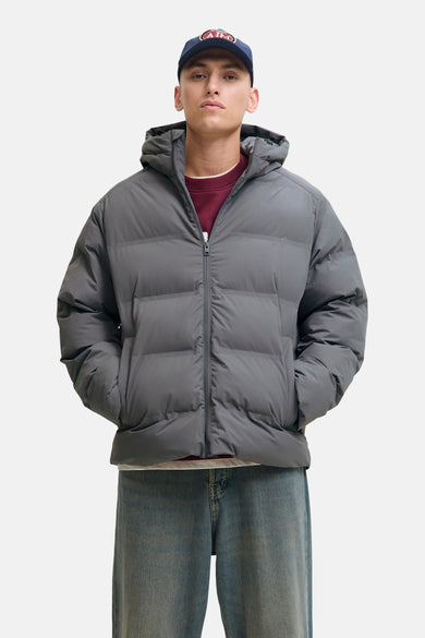 Grijze leren jas van ORIGINALS BY JACK & JONES, gedragen met een bordeauxrode trui en blauwe jeans.