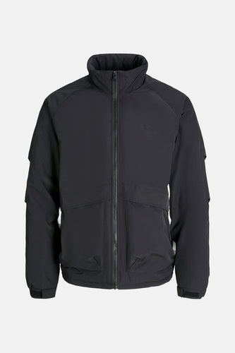 Zwart Jack & Jones jas met rits en hoge kraag.
