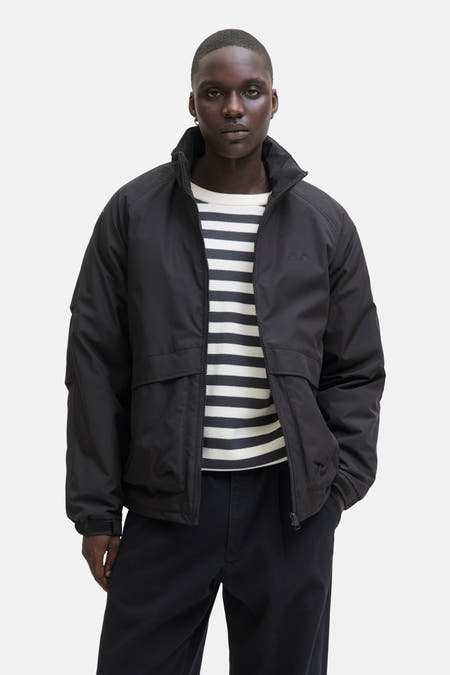 Manteau court noir de CORE BY JACK & JONES, avec fermeture éclair à la manche.