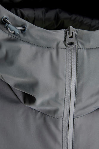 Manteau gris court d'ORIGINALS BY JACK & JONES, avec fermeture éclair et capuchon avec cordon ajustable.