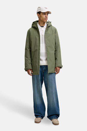 Veste courte verte d'ORIGINALS BY JACK & JONES, portée sur un polo blanc et des jeans bleus larges.