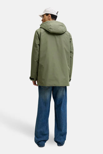 Veste courte verte d'ORIGINALS BY JACK & JONES, avec capuche et portée avec des jeans bleus et un bonnet blanc, vue de derrière.