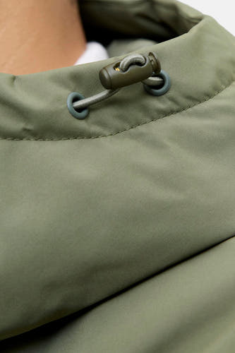 Manteau court vert d'ORIGINALS BY JACK & JONES avec détail de cordon à la capuche, vue rapprochée.