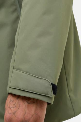 Veste courte verte d'ORIGINALS BY JACK & JONES, avec des poignets ajustables et une manche visible avec un tatouage.