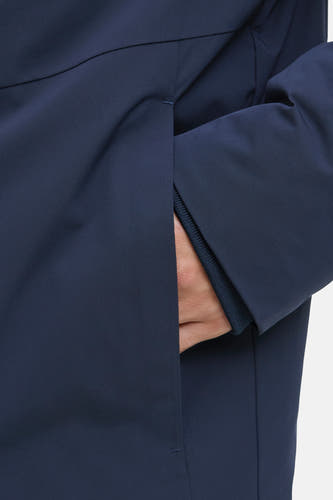 Manteau court bleu de CORE BY JACK & JONES, avec une main dans la poche et un tissu lisse.