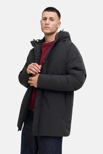 Manteau long noir d'ORIGINALS BY JACK & JONES, avec capuche et une chemise rouge en dessous.