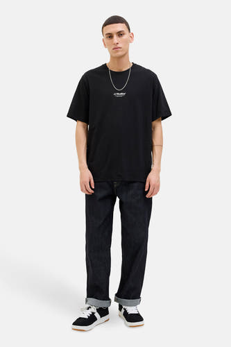 T-shirt noir à manches courtes de CORE BY JACK & JONES, avec une chaîne argentée et des jeans foncés.
