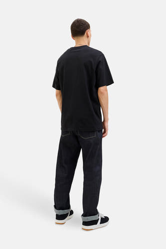 T-shirt noir à manches courtes de CORE BY JACK & JONES, vu de dos, associé à des jeans foncés et des baskets.