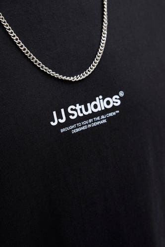 T-shirt noir à manches courtes de CORE BY JACK & JONES, avec une chaîne argentée.