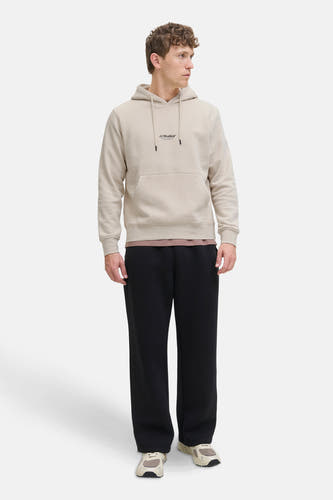Gilet beige avec capuche de CORE BY JACK & JONES, porté avec un t-shirt marron et un pantalon noir.