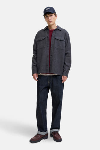 Chemise grise de PREMIUM BLUE par JACK & JONES, portée sur une veste rouge et des jeans foncés avec des chaussures marrons.