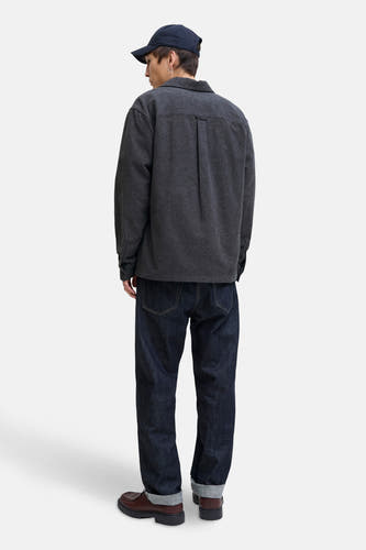 Grijs overhemd van PREMIUM BLUE by JACK & JONES, met lange mouwen, gecombineerd met donkere jeans en bruine schoenen.