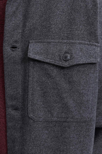 Grijs hemd van PREMIUM BLUE by JACK & JONES, met een opgestikte zak met knoopdetail.