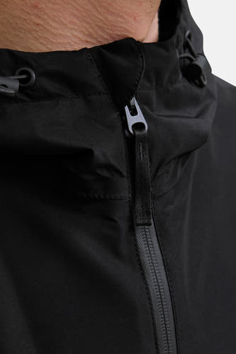 Manteau court noir d'ORIGINALS BY JACK & JONES, avec fermeture éclair et capuchon avec cordons.