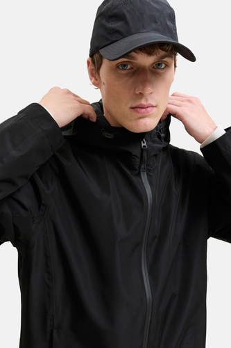 Manteau court noir d'ORIGINALS BY JACK & JONES, avec capuche et fermeture éclair argentée.