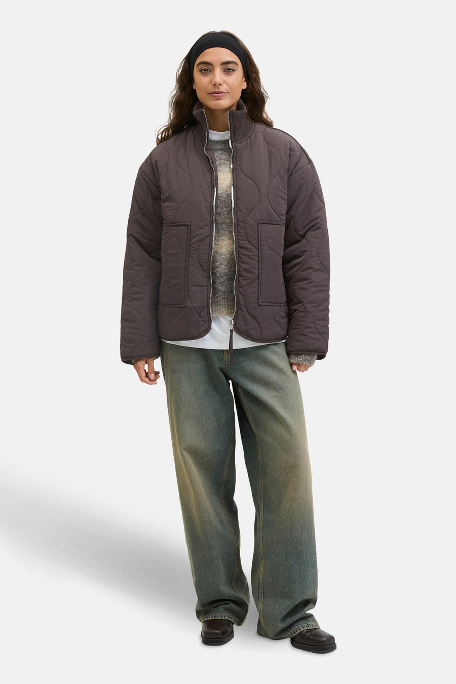 Manteau court brun de JJXX, avec un motif bouclé et porté sur une chemise et des jeans larges.