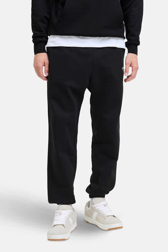 Short de jogging JACK JACK & & J JEANS INTELLIGENCE,, avec une forme et des sneakers blanches.