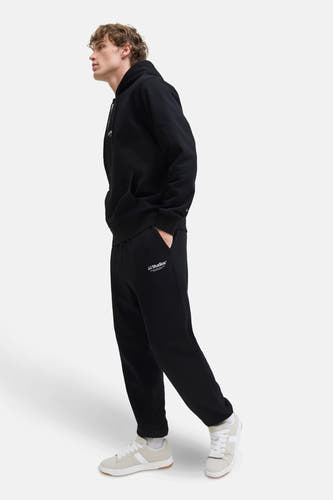 Short de noir JACK & & & & J J INTE INelligence,, logo et poche, associé à des sneakers blanches et des chaussettes.