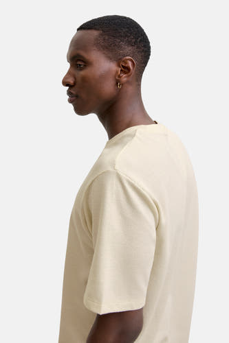T-shirt beige à manches courtes de CORE BY JACK & JONES, dos avec structure à carreaux et boucle d'oreille dorée.