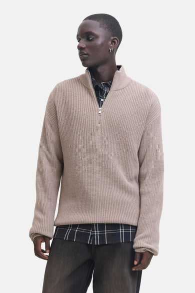 Gilet beige de PREMIUM par JACK & JONES, avec une fermeture éclair et un chemisier carreaux en dessous.