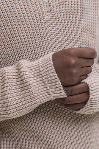 Sweat-shirt beige de PREMIUM par JACK & JONES, avec une texture tr maille grossière et des manches sombres.