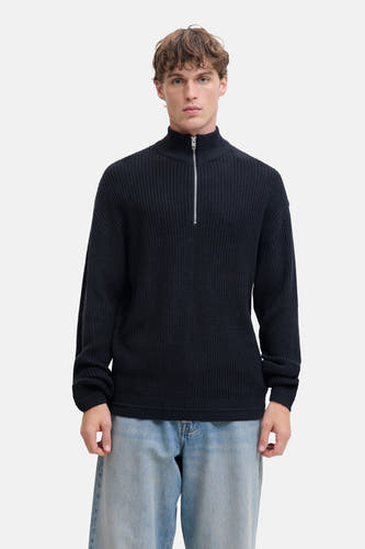 T-shirt bleu PREMIUM par JACK & JONES avec une fermeture éclair à l'avant, porté avec un jean.