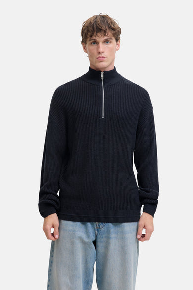 T-shirt bleu PREMIUM par JACK & JONES avec une fermeture éclair à l'avant, porté avec un jean.