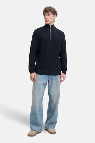 T-shirt bleu avec fermeture à glissière de PREMIUM par JACK & JONES, porté avec des jeans larges et des chaussures en cuir suédé.