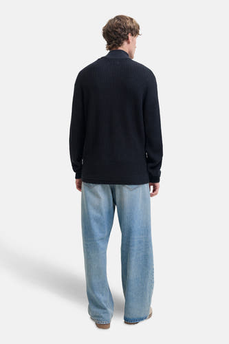 T-shirt bleu de PREMIUM par JACK & JONES, avec des manches longues et un gros col rond, vue arrière, associé à des jeans larges.