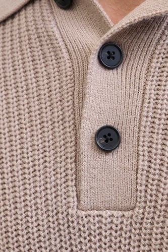 Gilet beige à col V de PREMIUM by JACK & JONES, avec fermeture à boutons et texture tricotée.