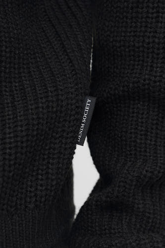 T-shirt V-hals noir de PREMIUM by JACK & JONES, avec une texture grossière tr un détail d'étiquette.